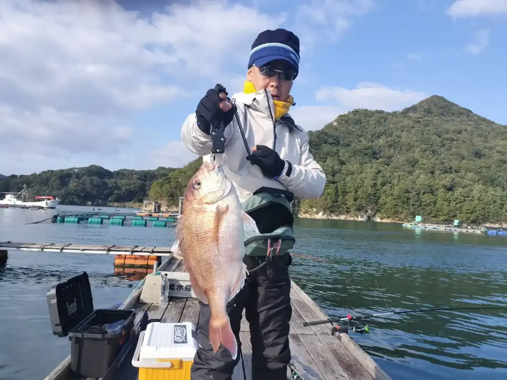 魚釣りをする社長